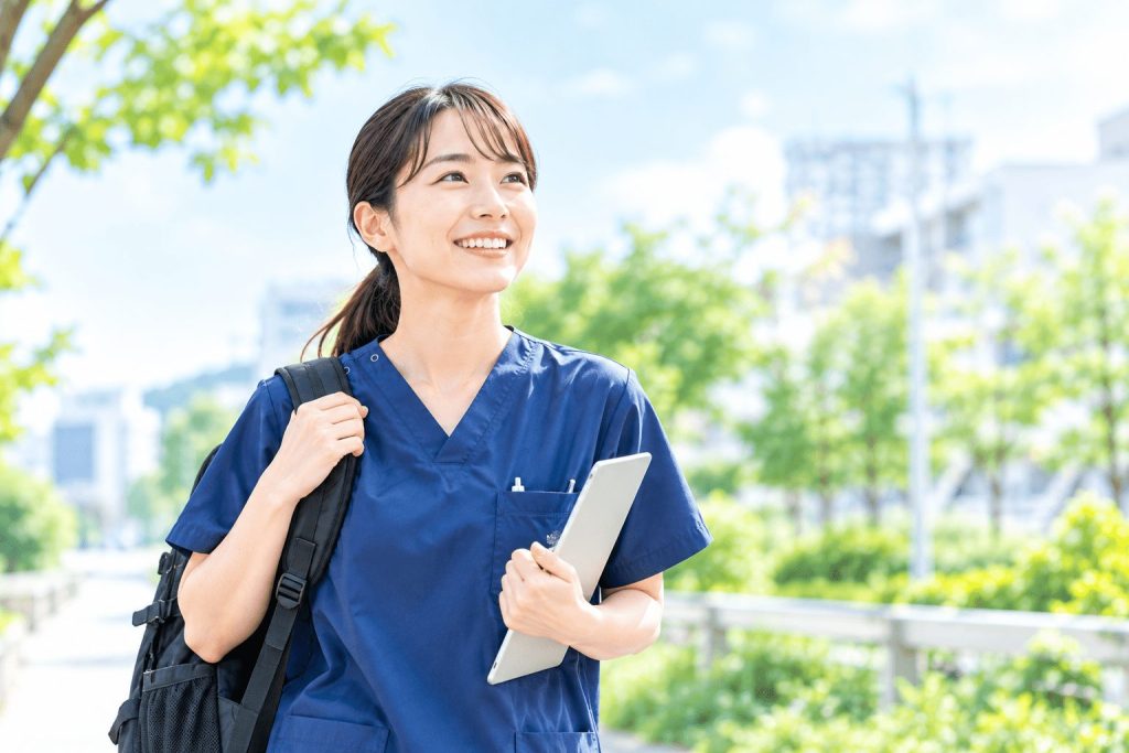 晴れやかな表情で笑顔で歩く女性理学療法士